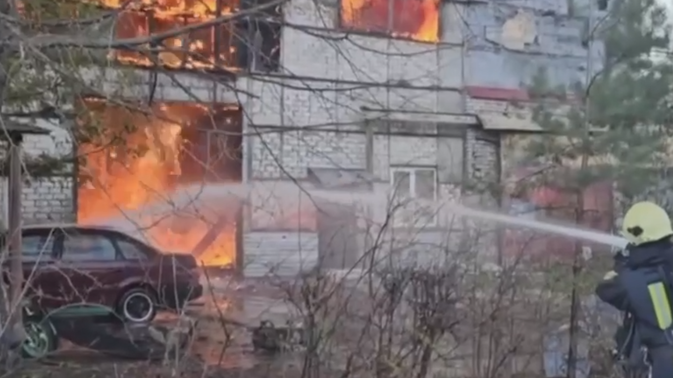 Спасатели потушили огонь на заводе в Курске