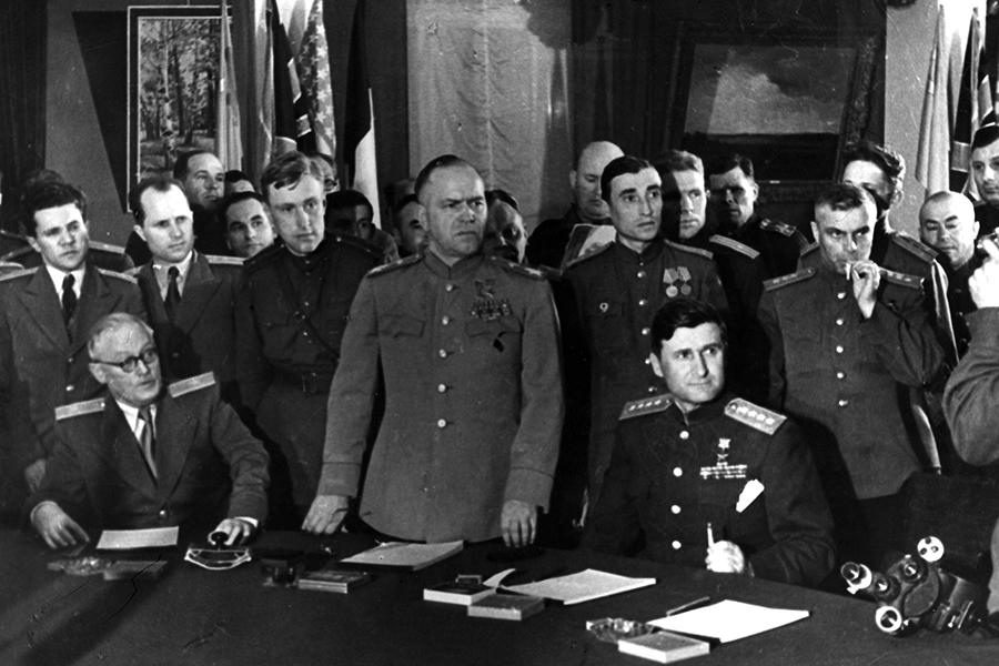 Маршал Жуков среди остальных членов советской делегации во время конференции
Основным вопросом, который необходимо было окончательно решить в Потсдаме, была послевоенная судьба Германии. Обсуждения начались еще на конференции в Ливадийском дворце. По итогам Берлинской конференции страны договорились о том, что верховная власть в Германии в первое послевоенное время будет осуществляться главнокомандующими ВС оккупационных властей каждым в своей зоне оккупации и совместно — по вопросам, которые затрагивают Германию в целом. При этом закреплялось, что Германия остается единым государством, а обращение с немецким народом должно быть по возможности одинаковым во всех зонах оккупации.
В качестве основных политических целей закреплялись:
полное разоружение и демилитаризация Германии, а также ликвидация или взятие под контроль всей промышленности, которая может быть использована для военного производства;
убеждение немецкого народа в тотальном поражении и неизбежности ответственности за безжалостное ведение войны и «фанатическое сопротивление нацистов»;
уничтожение национал-социалистической партии Германии и ее филиалов и подконтрольных организаций, а также предотвращение ее возрождения и любой нацистской или милитаристской деятельности;
подготовка к переходу Германии к демократии и мирному сотрудничеству с другими странами.
После закрытия конференции, в начале августа, документы с основными решениями, принятыми в Потсдаме, были отправлены Франции, правительство которой их поддержало.