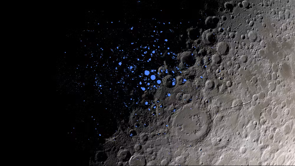 Затемненные кратеры на полюсе Луны. Синим цветом отмечено предполагаемое местонахождение воды