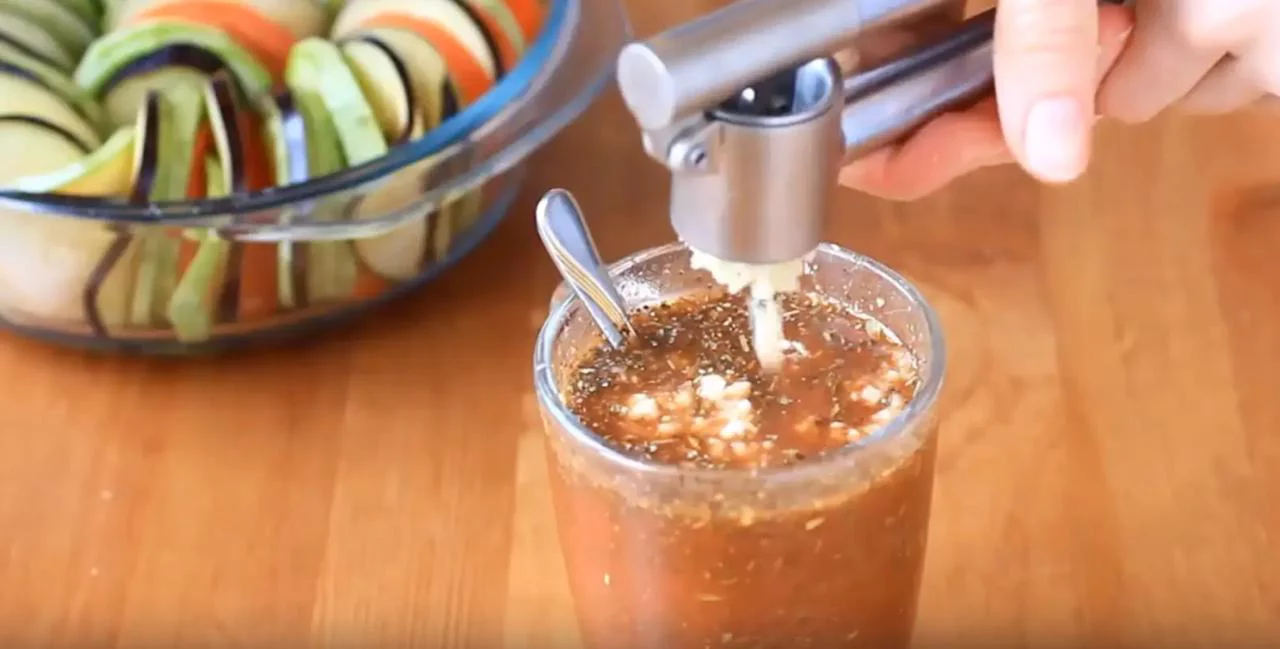 Добавьте чеснок в соус