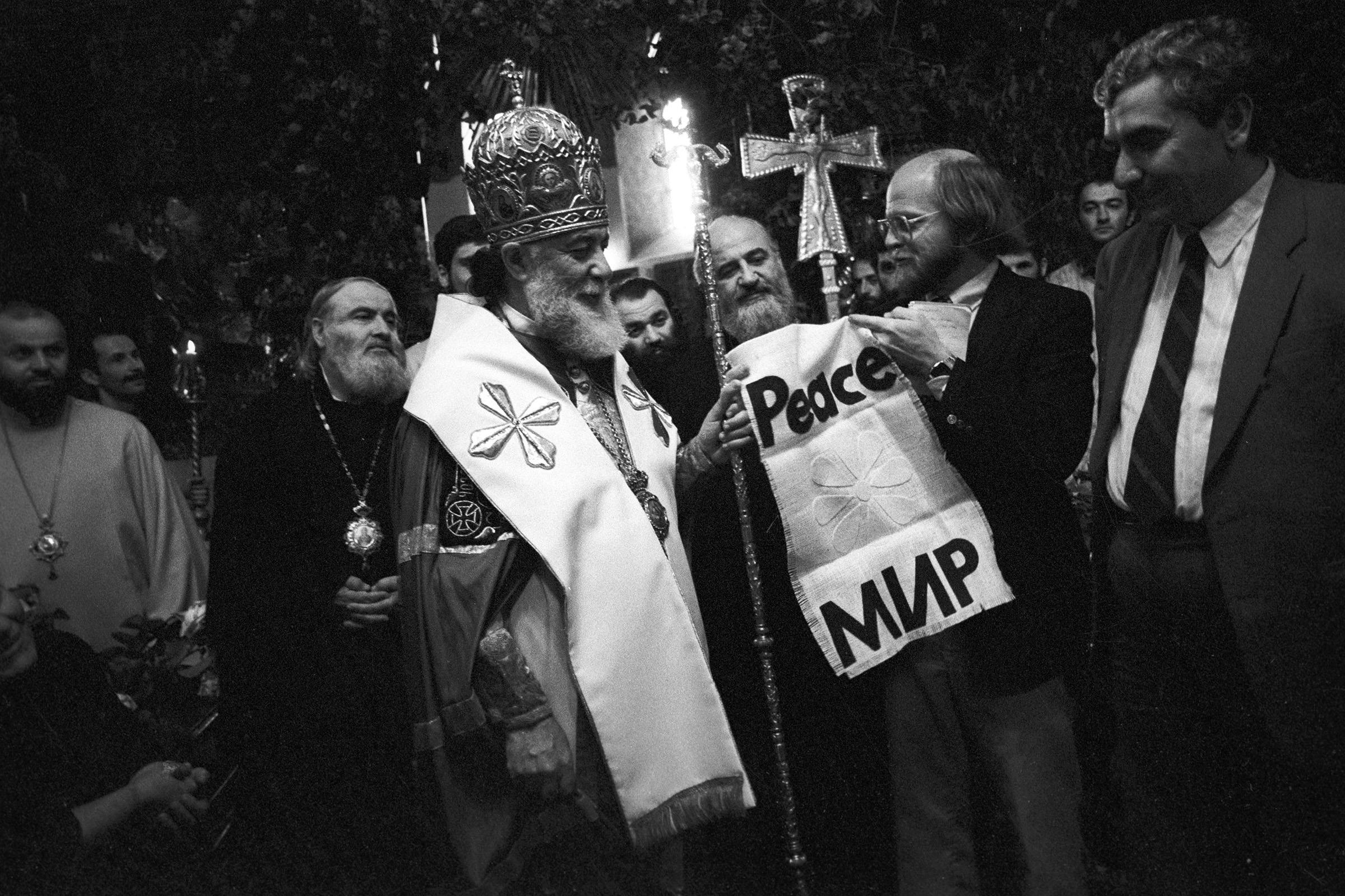 Илия II в кафедральном соборе Сиони в Тбилиси встречается с христианской делегацией из США во время их приезда в Грузинскую ССР в июне 1984 года. 