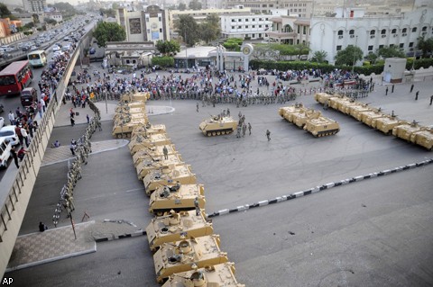 Беспорядки в Каире обернулись введением комендантского часа