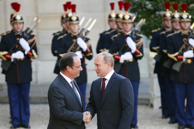 Президент Франции Франсуа Олланд приветствует Владимира Путина, приехавшего на празднования. Это первый визит российского президента в Западную Европу после начала украинского кризиса. 