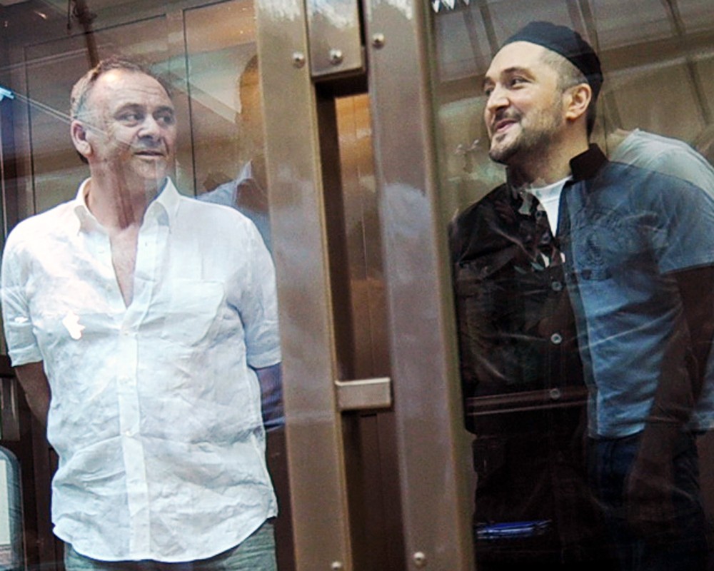 Обвиняемые Лом-Али Гайтукаев и Рустам Махмудов (слева направо) 