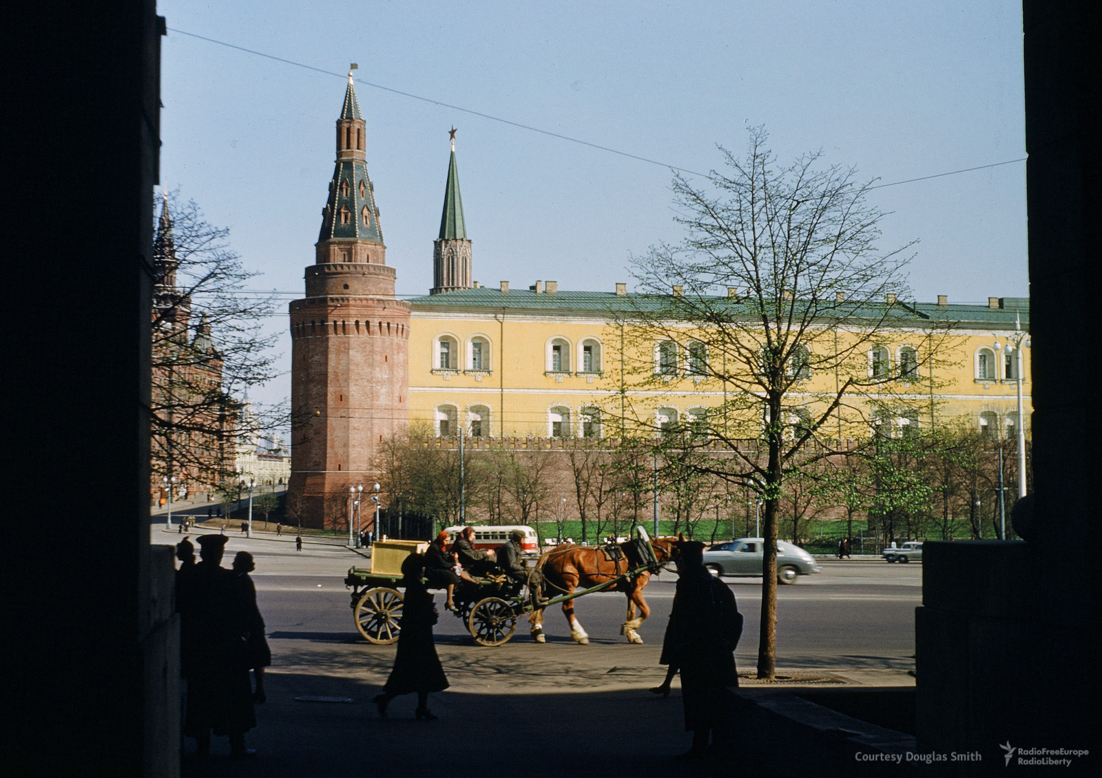 Вид на Кремль из арки здания на Моховой улице, где в 50-х годах прошлого века располагалось американское посольство