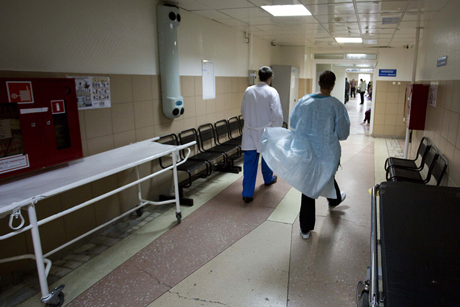 В травматологическом отделении Сургутской клинической травматологической больницы. Двое пострадавших в результате нападения неизвестного мужчины с ножом в центре Сургута получили медицинскую помощь и отпущены домой, в больнице остаются пять человек.