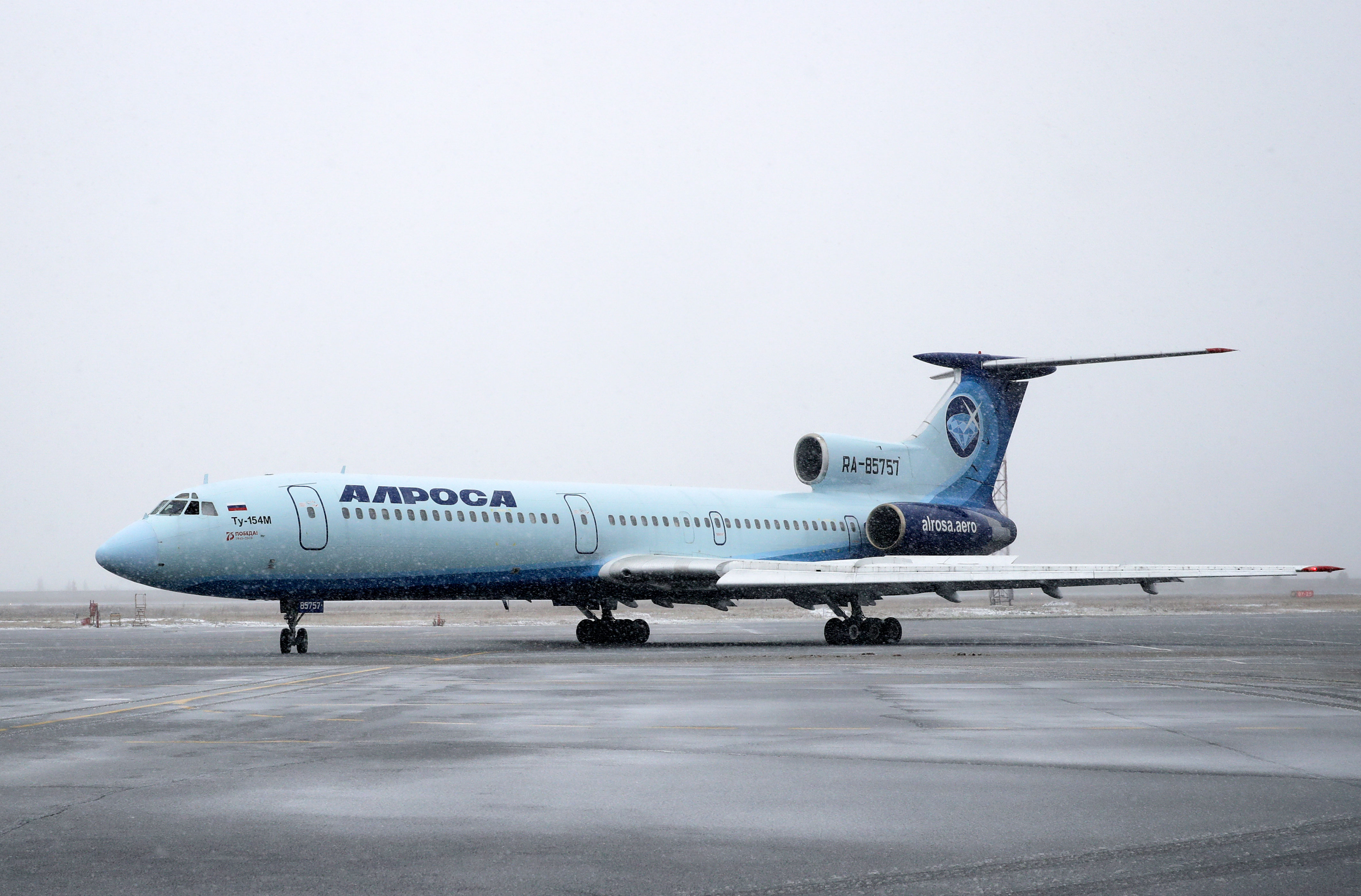 Последний гражданский пассажирский рейс Ту-154 выполнил 28 октября 2020 года. Последней эксплуатировавшей такие самолеты компанией оставалась &laquo;Алроса&raquo;. Эксплуатацию завершили в связи с истечением срока сертификата летной годности. Самолет, выполнивший рейс из Мирного в Якутии в Новосибирск, был собран в 1992 году.

Самолеты Ту-154 еще есть у Минобороны, а также у КНДР. Год назад последний коммерческий рейс совершил его предшественник&nbsp;&mdash; самолет Ту-134. Пилоты, когда говорили об этих самолетах, часто называли Ту-154 &laquo;Туполем&raquo;, а Ту-134&nbsp;&mdash; &laquo;Туполёнком&raquo;