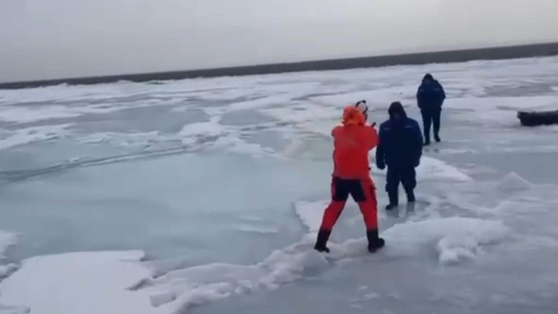 В Сахалинской области спасли 40 оторвавшихся от берега на льдине рыбаков