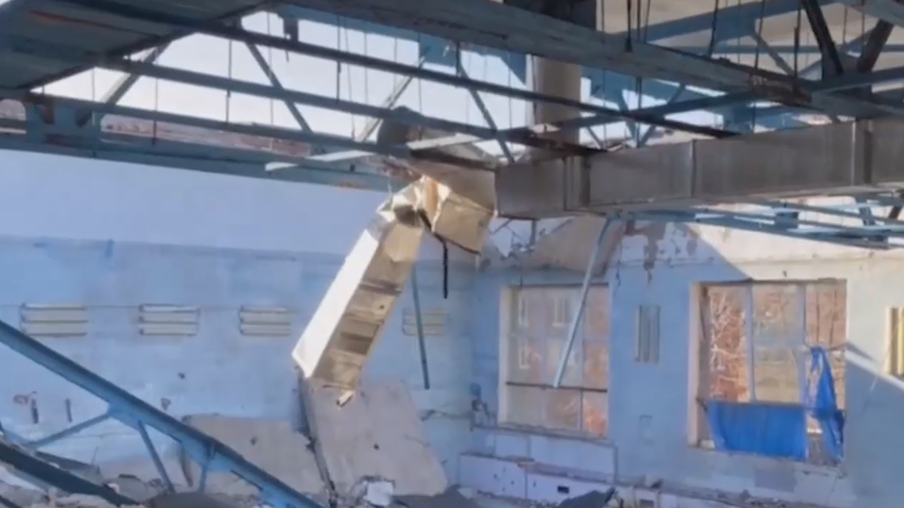 Во Владивостоке обрушилась крыша школьного бассейна