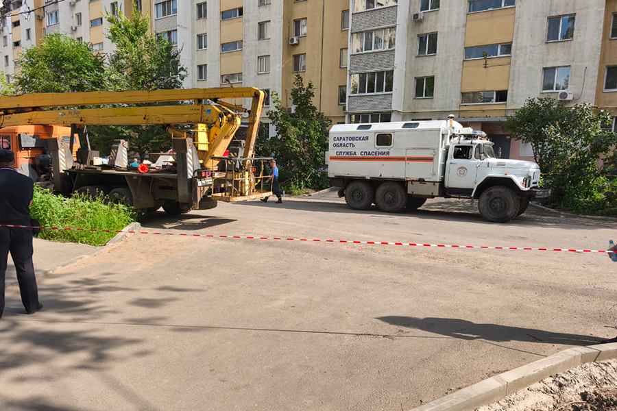 Службы эвакуировали всех жильцов из полуразрушенного и соседнего домов.