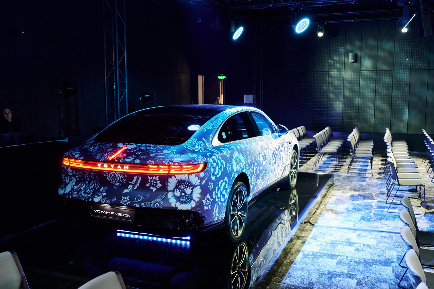 Гибридный представительский седан VOYAH PASSION в дизайне «Фэнтази»