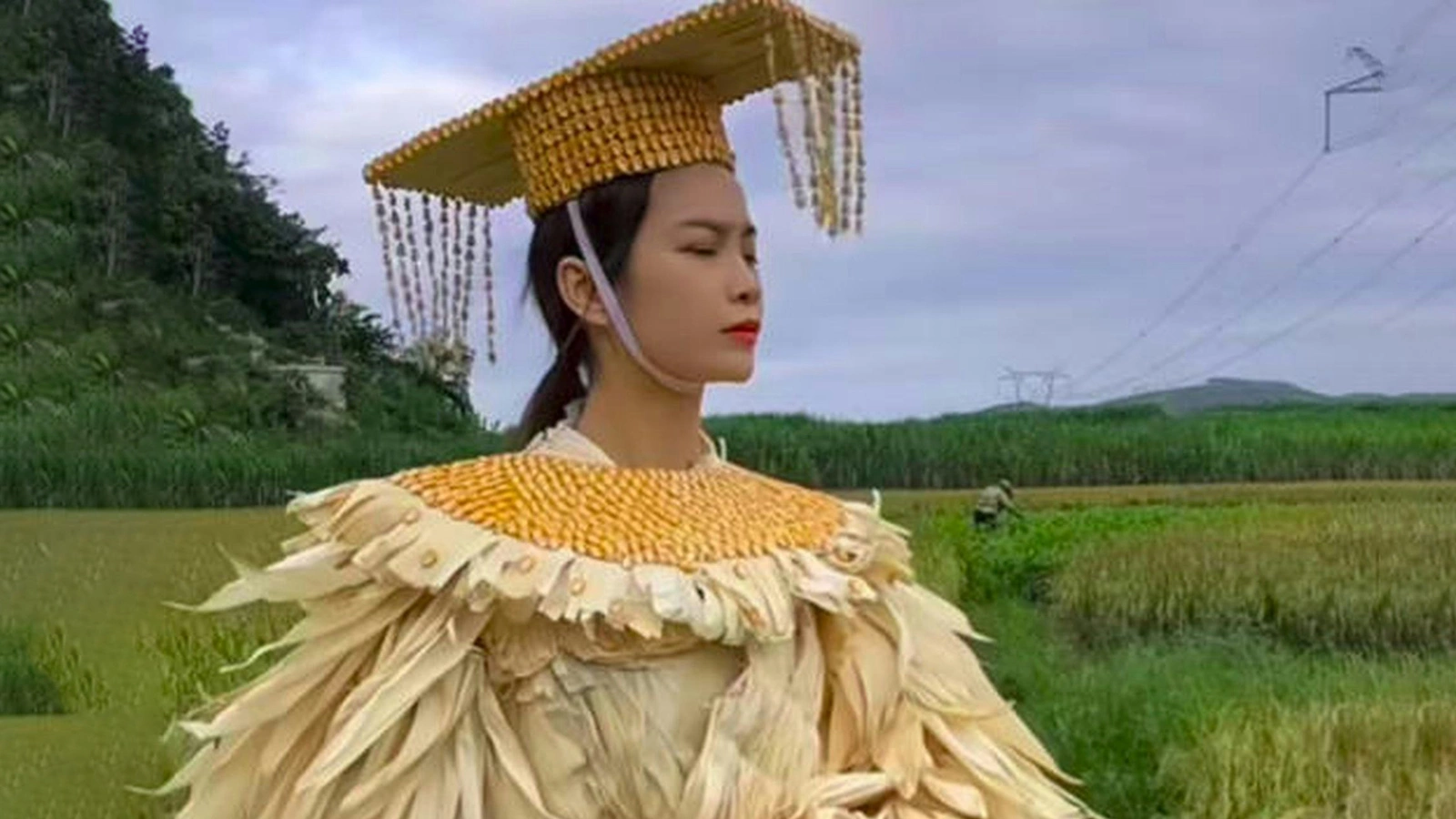 Китаянка создает платья из арахиса и кукурузы. Вот как они выглядят