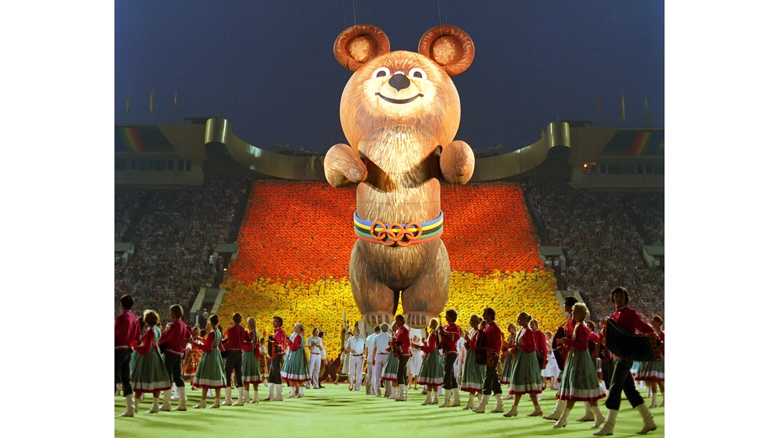 Олимпийский талисман Миша во время торжественной церемонии закрытия XXII летних Олимпийских игр, 1980 год