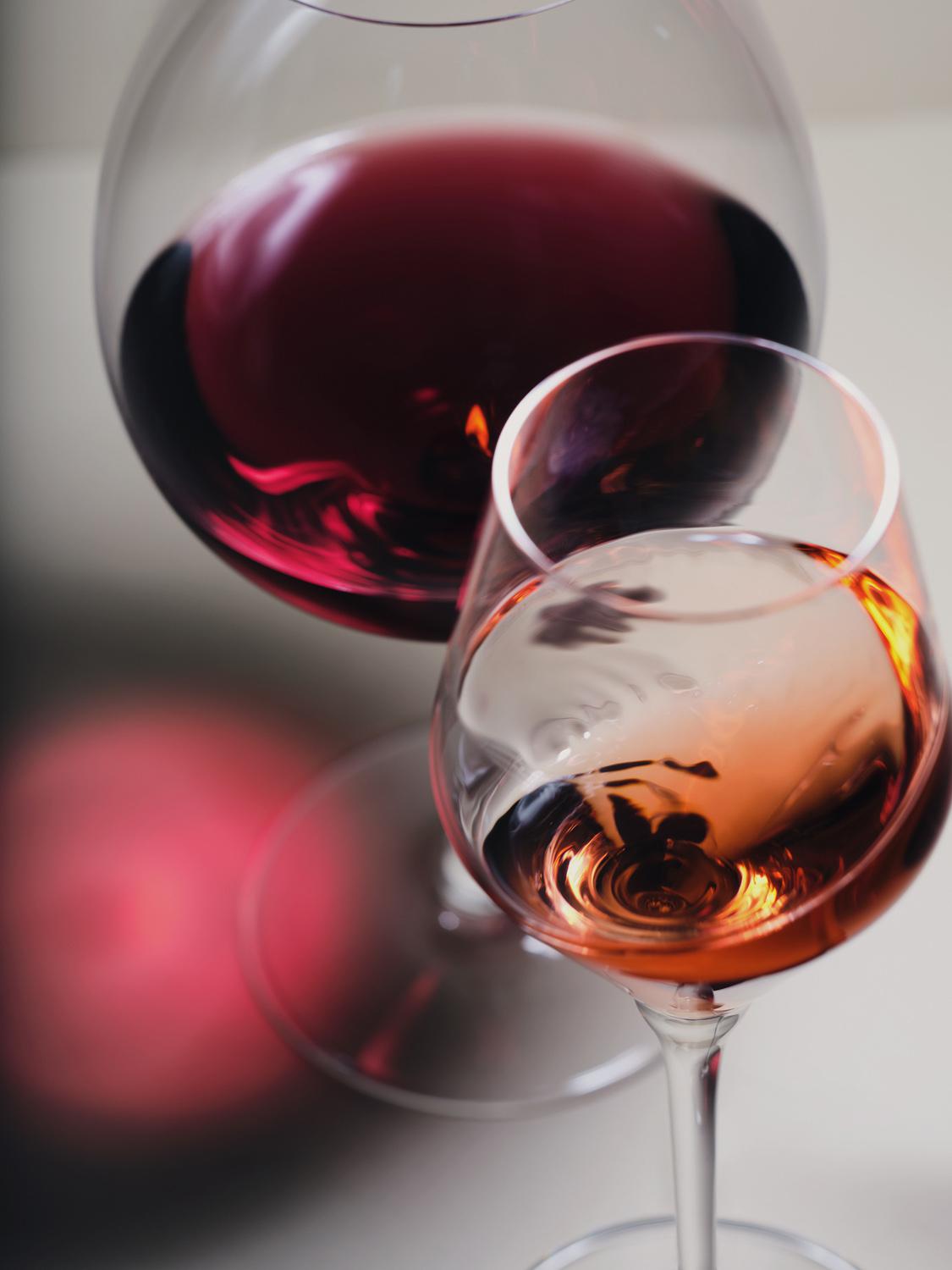 Бокал для красного вина Vinum New World Pinot Noir, Riedel; бокал из коллекции Avant-Garde, Krosno (все &laquo;Дом Фарфора&raquo;)