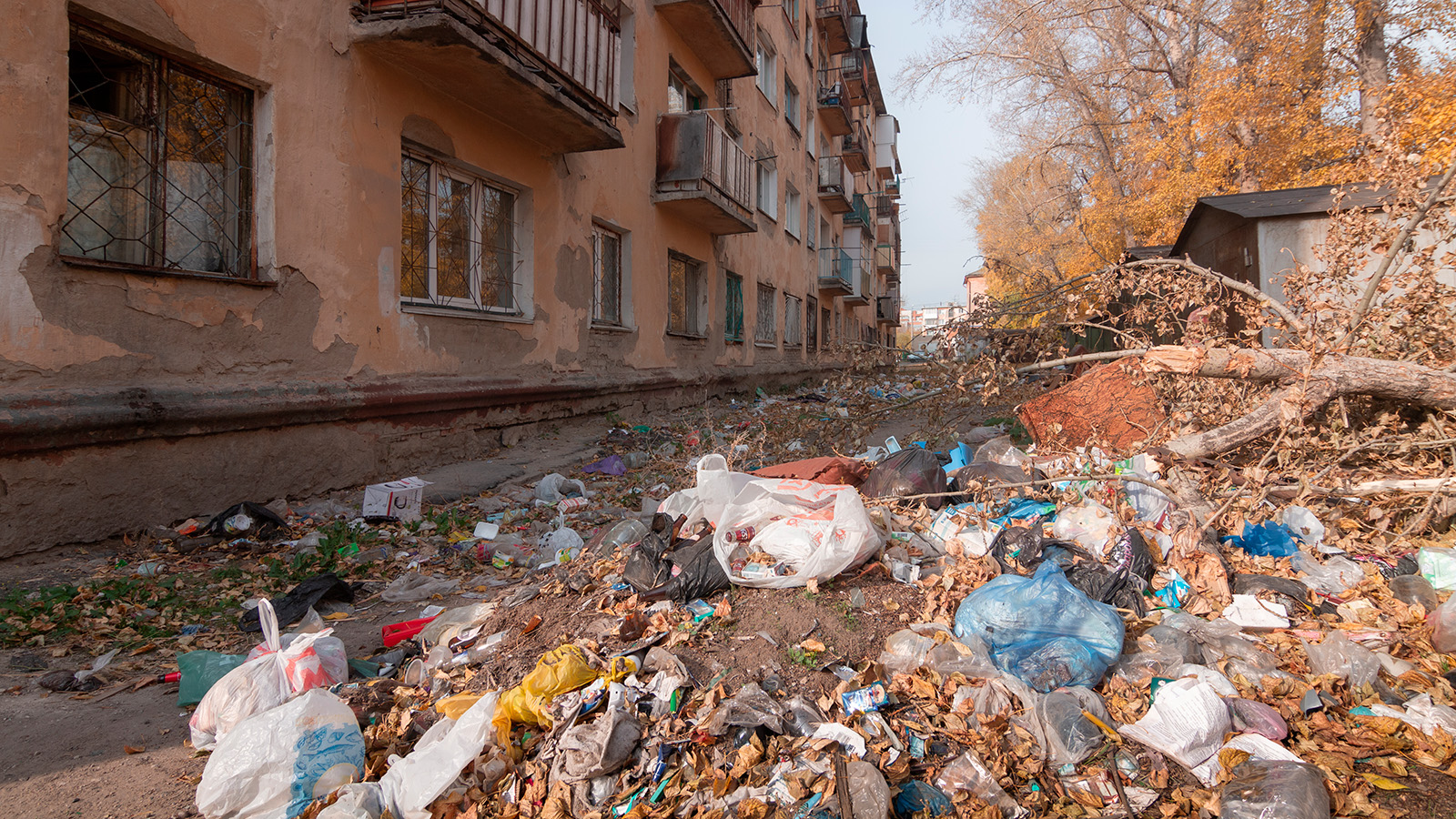 Юрист предупредила об уголовном наказании за выброшенный из окна мусор