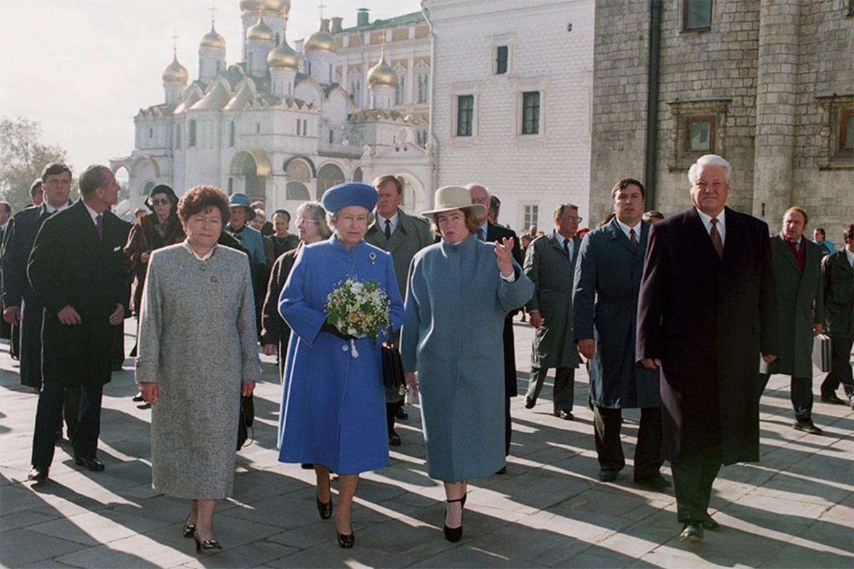 В 1994 году Елизавета II в первый и последний раз посетила Россию. Во время прогулки по Красной площади королева рассчитывала на общение с простыми горожанами, но там было почти безлюдно. Она побывала в Москве и Санкт-Петербурге