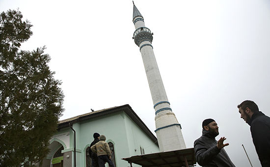 Крымские татары у мечети в Бахчисарае
