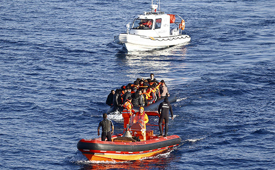 Береговая охрана Турции буксирует лодку с мигрантами


