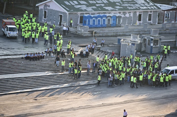 Разгон полицией демонстрантов на площади Таксим в Турции