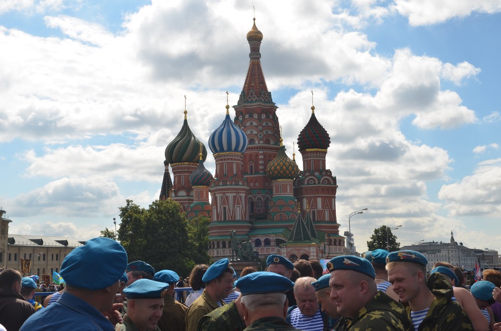 День ВДВ начался с молебна у Кремля и резиновых уточек