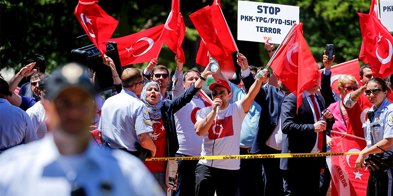 Опубликовано видео избиения охраной Эрдогана демонстрантов в Вашингтоне