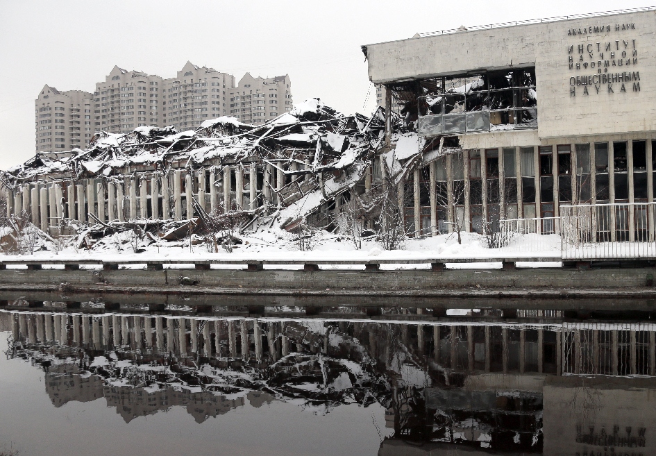 Сгоревшее здание фундаментальной библиотеки ИНИОН