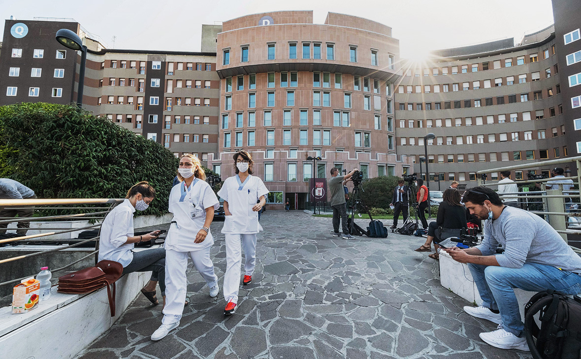 Обстановка около клиники &laquo;Сан-Раффаэле&raquo; в Милане, куда госпитализирован Сильвио Берлускони