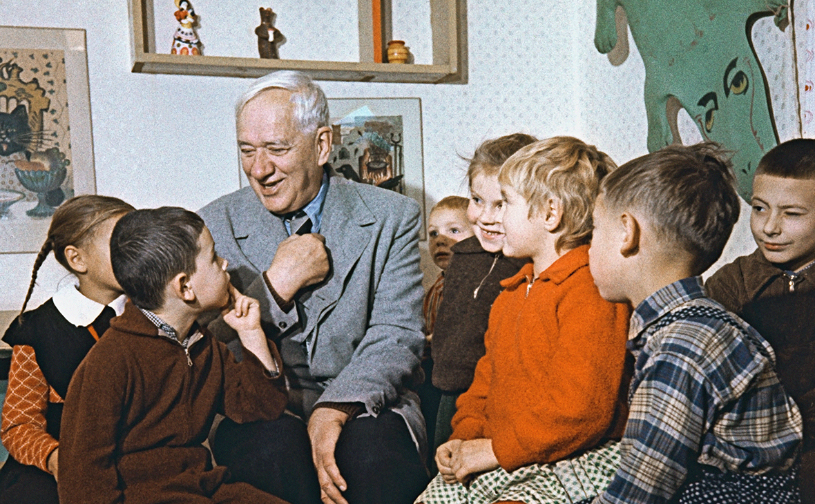 Корней Чуковский со своими юными читателями в Переделкино в 1959 году