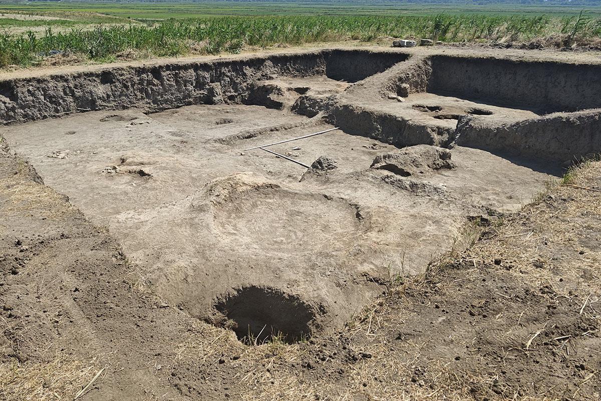 Раскоп на памятнике Красный Октябрь 1