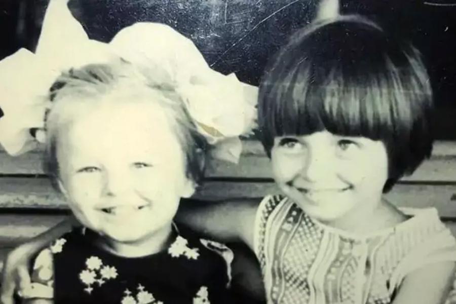 Татьяна Навка с сестрой в детстве