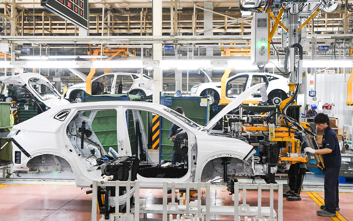 Рабочие собирают автомобили на умном заводе Changan Auto в Чунцине, юго-западный Китай, 16 июня 2022 г.