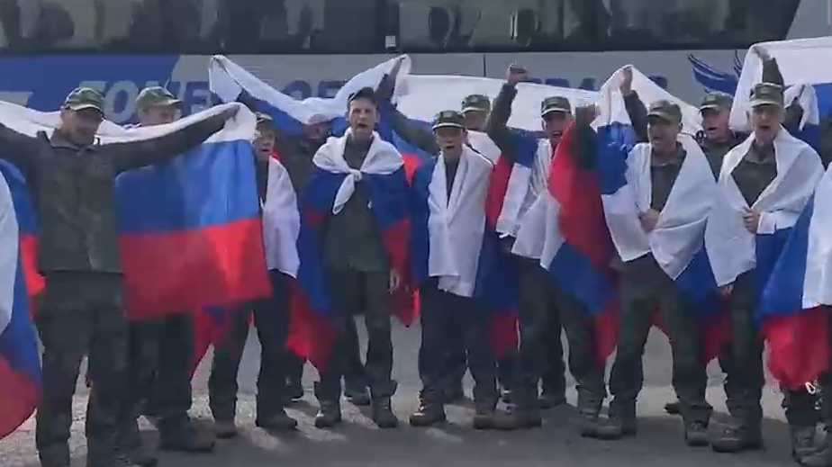 Российские военные вернулись из украинского плена. Видео