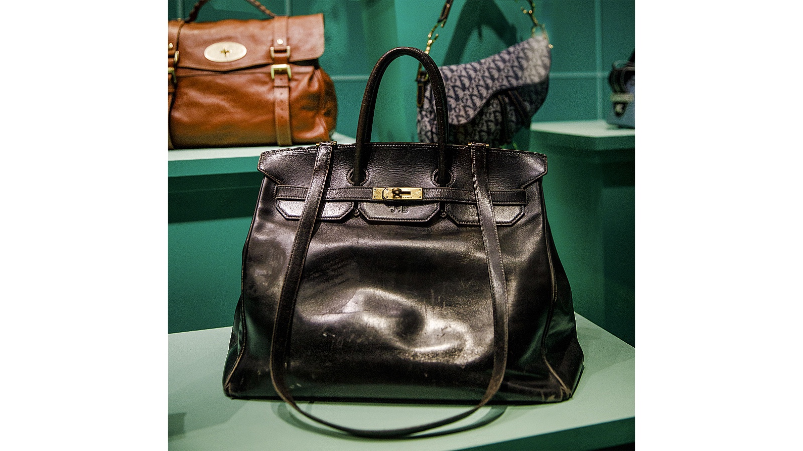 Черная кожаная сумка Birkin от Hermès, принадлежавшая Джейн Биркин. Пресс-показ выставки «Сумки: Наизнанку» в Музее Виктории и Альберта, который состоялся 8 декабря 2020 года в Лондоне