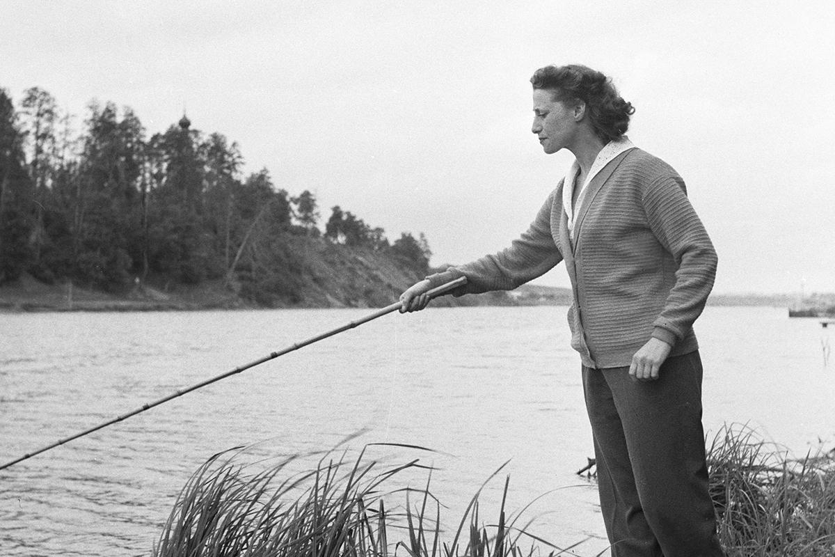 Майя Плисецкая ловит рыбу на берегу Москвы-реки, 1956 год