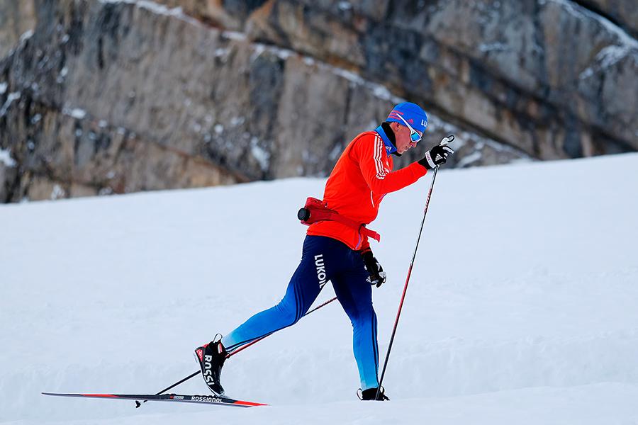 Александр Большунов во время тренировки, 2016 год