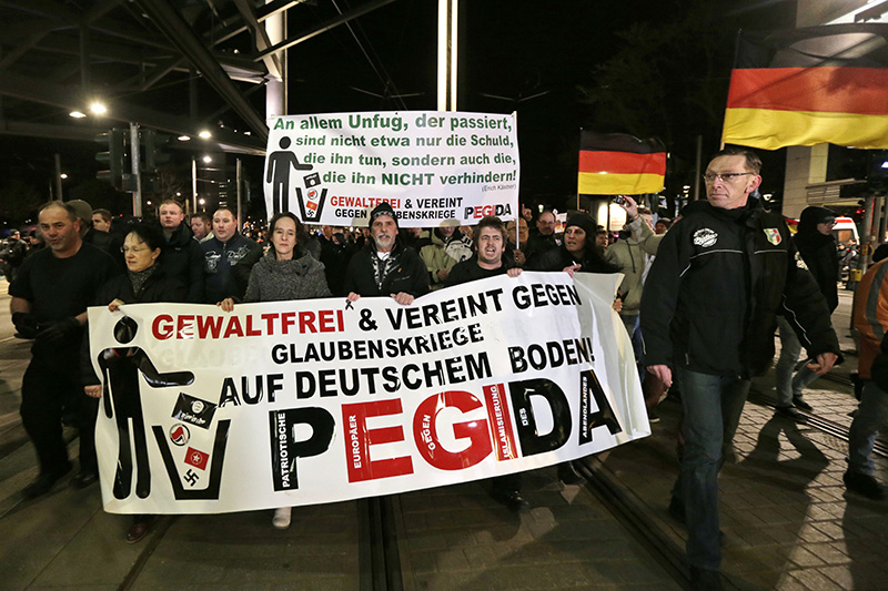 Участники акции в Дрездене несут плакат: &laquo;Скажем нет жестоким религиозным войнам на территории Германии&raquo;.