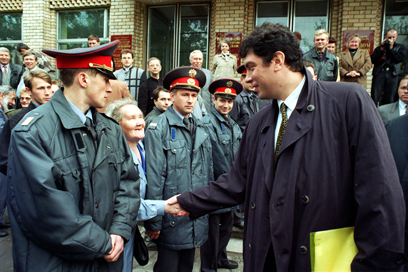 В марте 1997 года Немцов был назначен первым вице-премьером российского правительства.


На фото: первый вице-премьер правительства России Борис Немцов&nbsp;во время рабочей поездки в Самару
