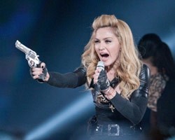 Пикеты против петербургского концерта Мадонны "усеют" Невский