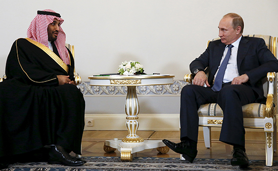 Министр обороны Саудовской Аравии принц Мухаммед бен Сальман и&nbsp;президент России Владимир Путин во&nbsp;время экономического форума в&nbsp;Санкт-Петербурге. 18 июня 2015 года