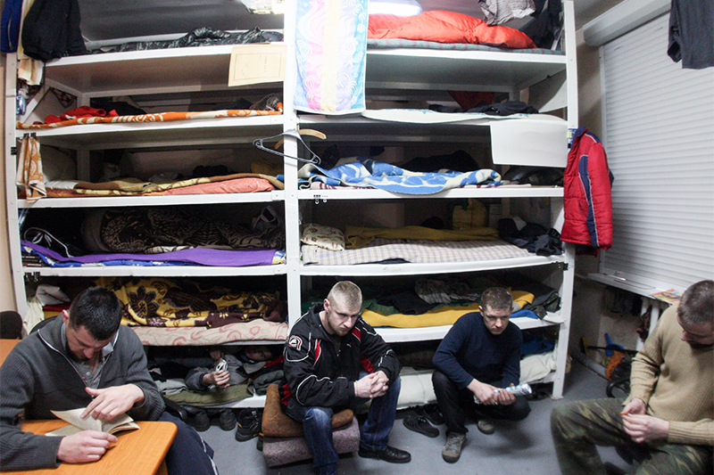 Украинские военнослужащие, взятые в плен в Дебальцево. Февраль 2015 года