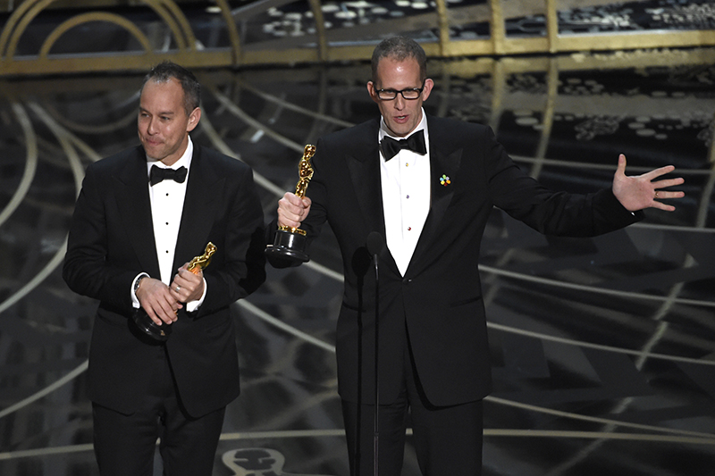 Пит Доктер (справа) и&nbsp;Джонас Ривера получили высшую награду за&nbsp;лучший анимационный полнометражный фильм ​&laquo;Головоломка&raquo;