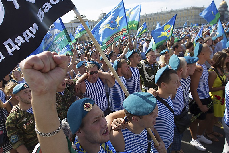 Жители Санкт-Петербурга отмечают День ВДВ на Дворцовой площади. 