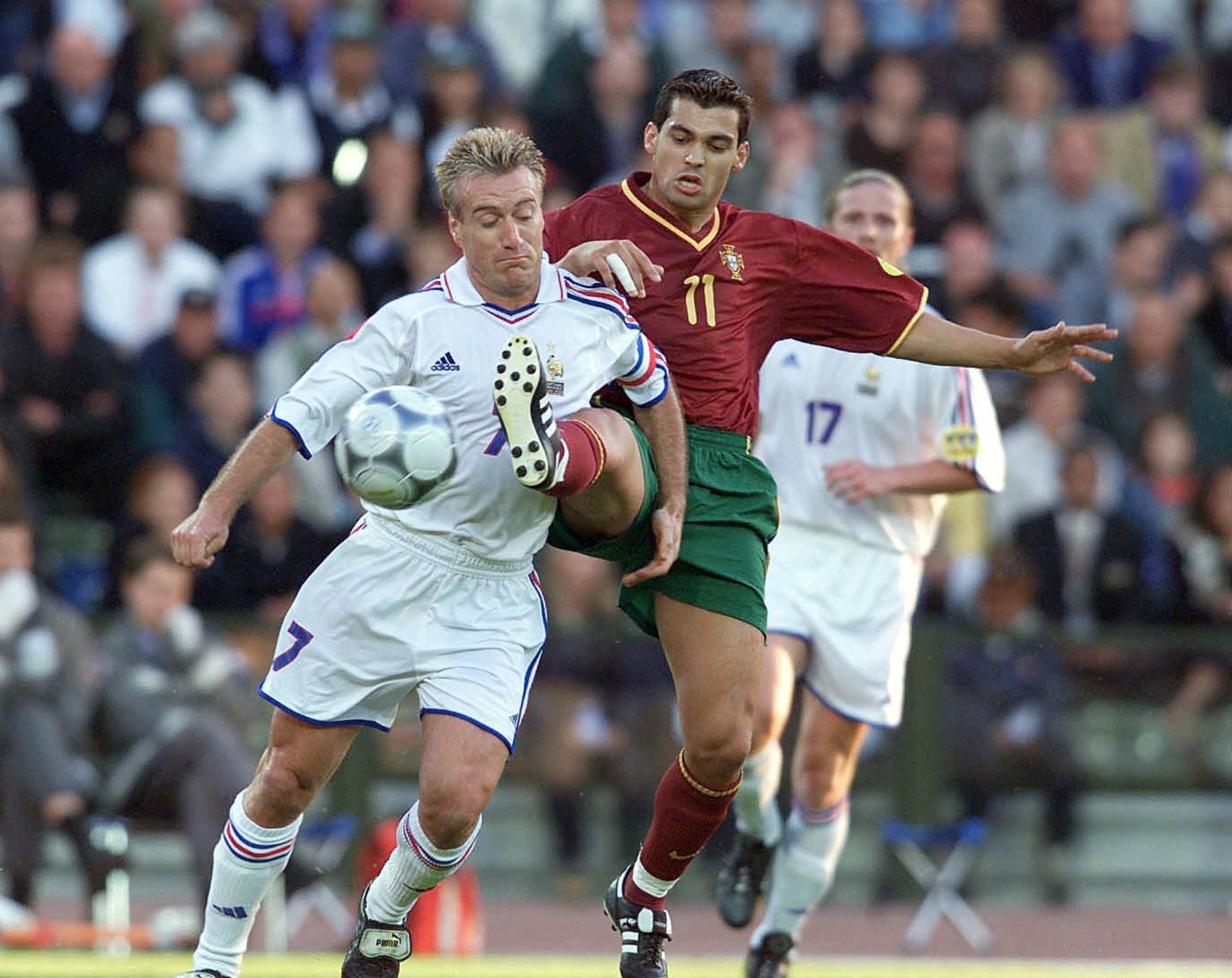 Нынешний главный тренер сборной Франции Дидье Дешам (слева) против португальца Сержиу Консейсау в полуфинале Евро-2000.