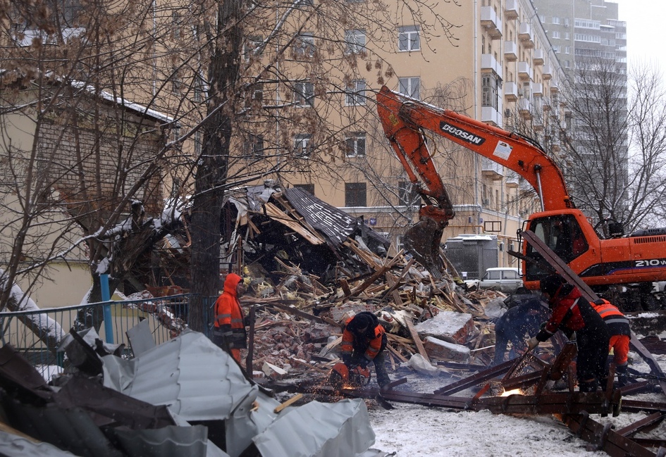 Во время сноса торгового павильона, признанного самостроем, у станции метро &laquo;Щукинская&raquo;