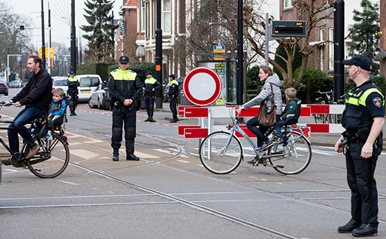 Голландские полицейские у генконсульства Турецкой Республики в Роттердаме


