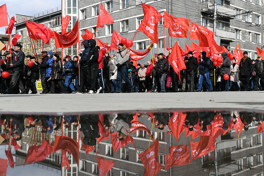 Участники первомайского шествия КПРФ на Красном проспекте в Новосибирске