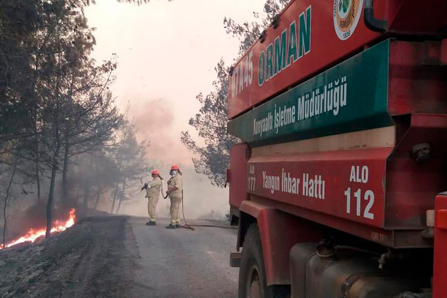 В результате пожара пострадали более 50 человек, турецкий Минздрав направил в регион 19 машин скорой помощи, сообщило Управление по чрезвычайным ситуациям страны. По словам министра сельского и лесного хозяйства Турции Бекира Пакдемирли, из-за пожара пострадали 53 человека. По данным властей, погибших не было
