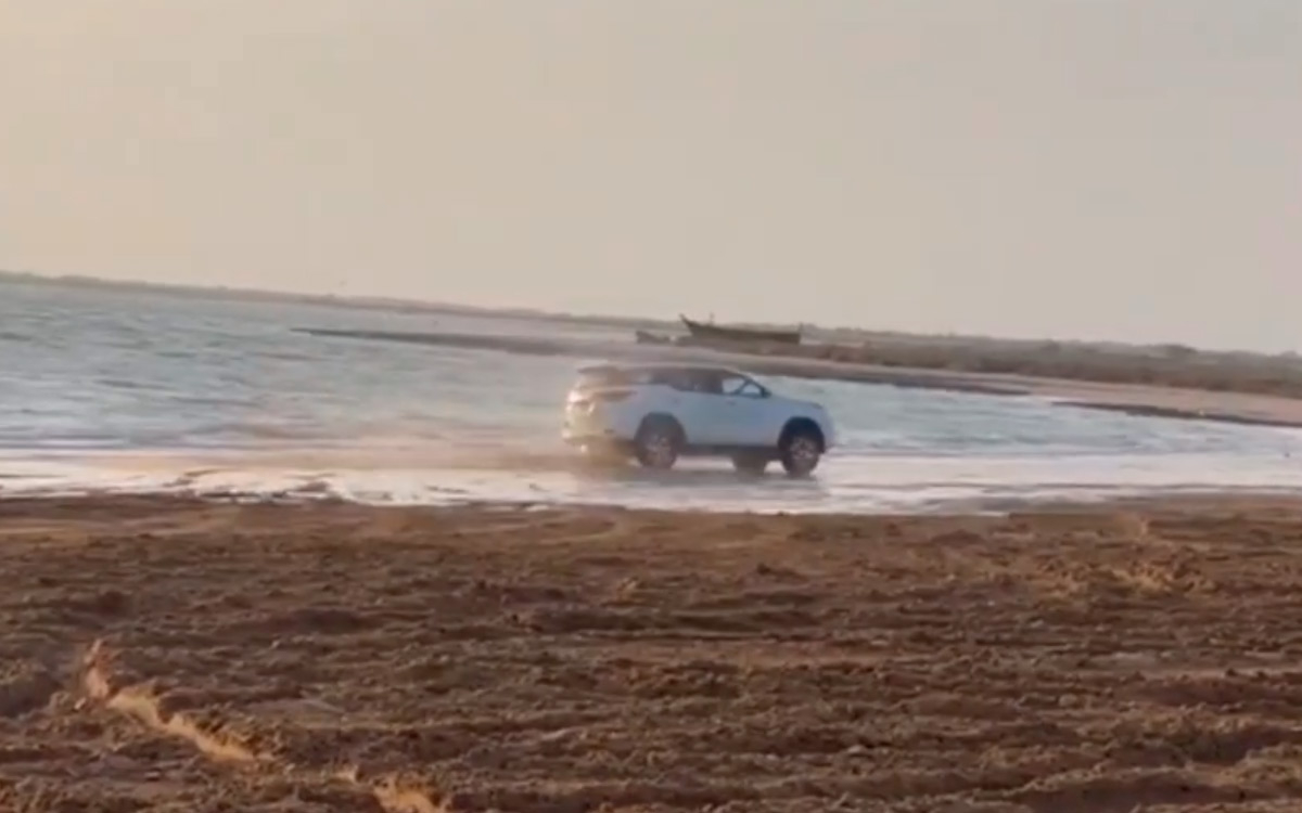 Toyota Fortuner перевернулся во время пляжного дрифта. Видео