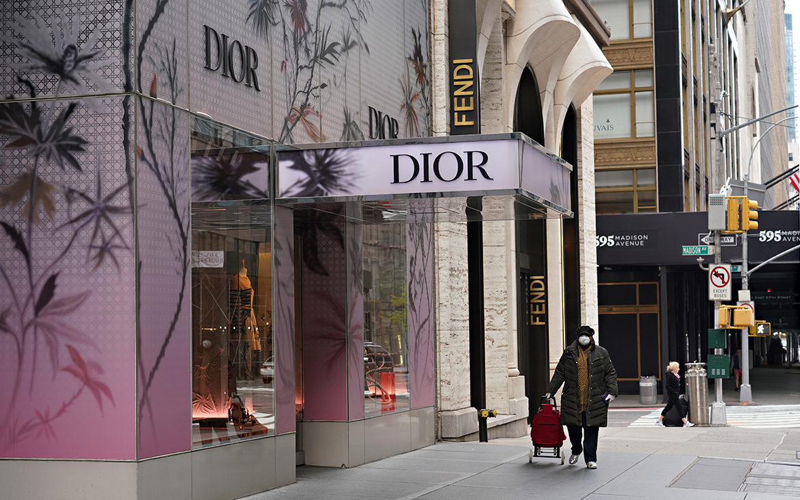 Dior извинился за фото с азиатской моделью на выставке в Шанхае