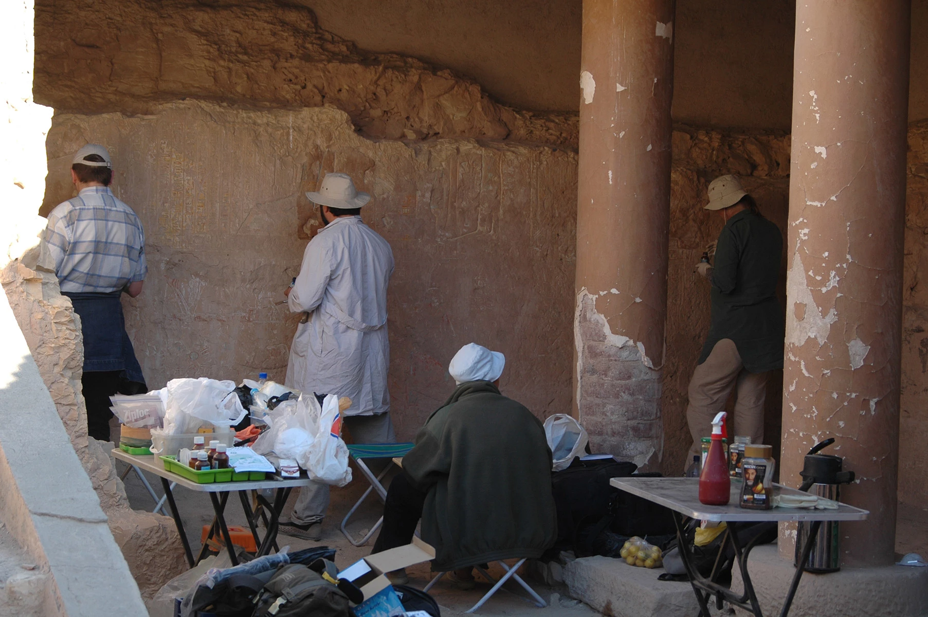 <p>Российская археологическая экспедиция в Луксоре: реставрация входной группы гробницы Чаи. Рабочий момент</p>
